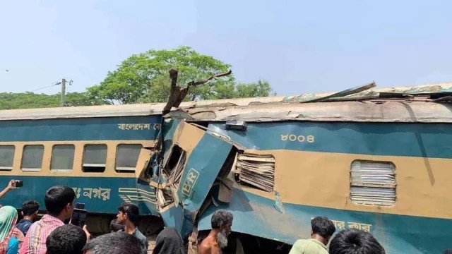 গাজীপুরে মালবাহী ট্রেনে যাত্রীবাহী ট্রেনের ধাক্কায় বড় দুর্ঘটনা